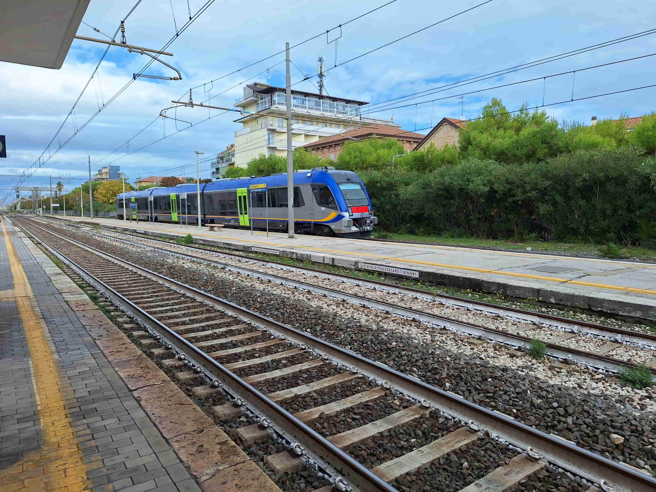 Persone vicino ai binari, sospesa la circolazione dei treni