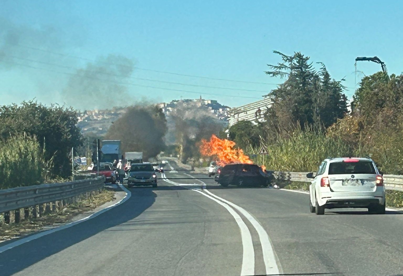 Auto in fiamme dopo l’incidente: morta un’automobilista