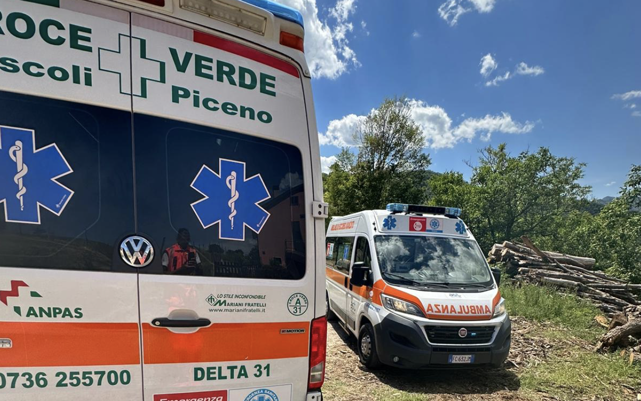 Auto finisce fuori strada e precipita nel vuoto: due feriti