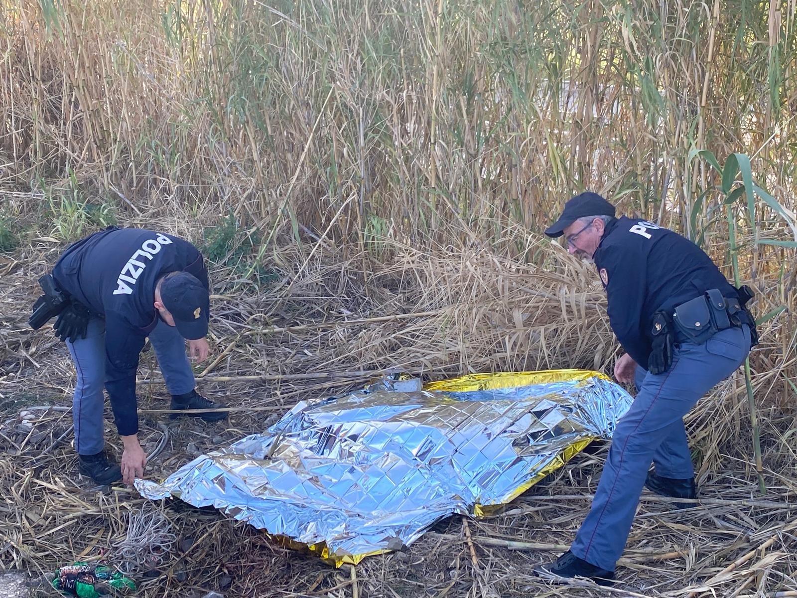 Rinvenuto il cadavere di un uomo vicino ai binari. La vittima è un sangiorgese di circa 50 anni. Ferita alla schiena: indagini sulle cause del decesso