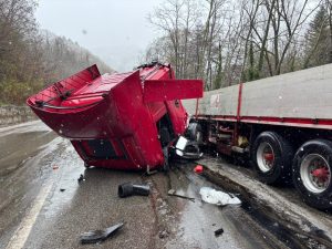 Camion sbanda sulla Salaria, paura a Trisungo <span> (Video e foto)