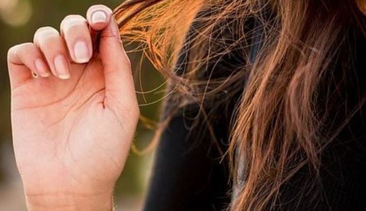 L’abbraccia e la chiama “mamma”, così le ruba una catenina d’oro: «Fate attenzione»