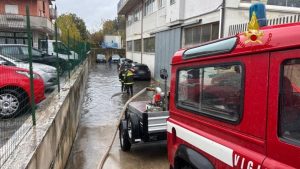 Pioggia battente, auto bloccata in un sottopasso: intervento provvidenziale dei pompieri  <span> (Video) </span>