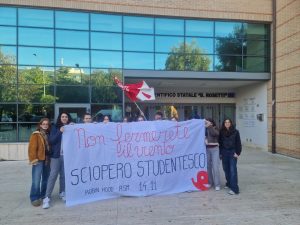 Studenti in sciopero: «Troppi ratti e pochi bus» <span> (Video) </span>