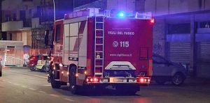 Dopo una notte di lavoro spento l’incendio in via Perugia: famiglie fuori casa