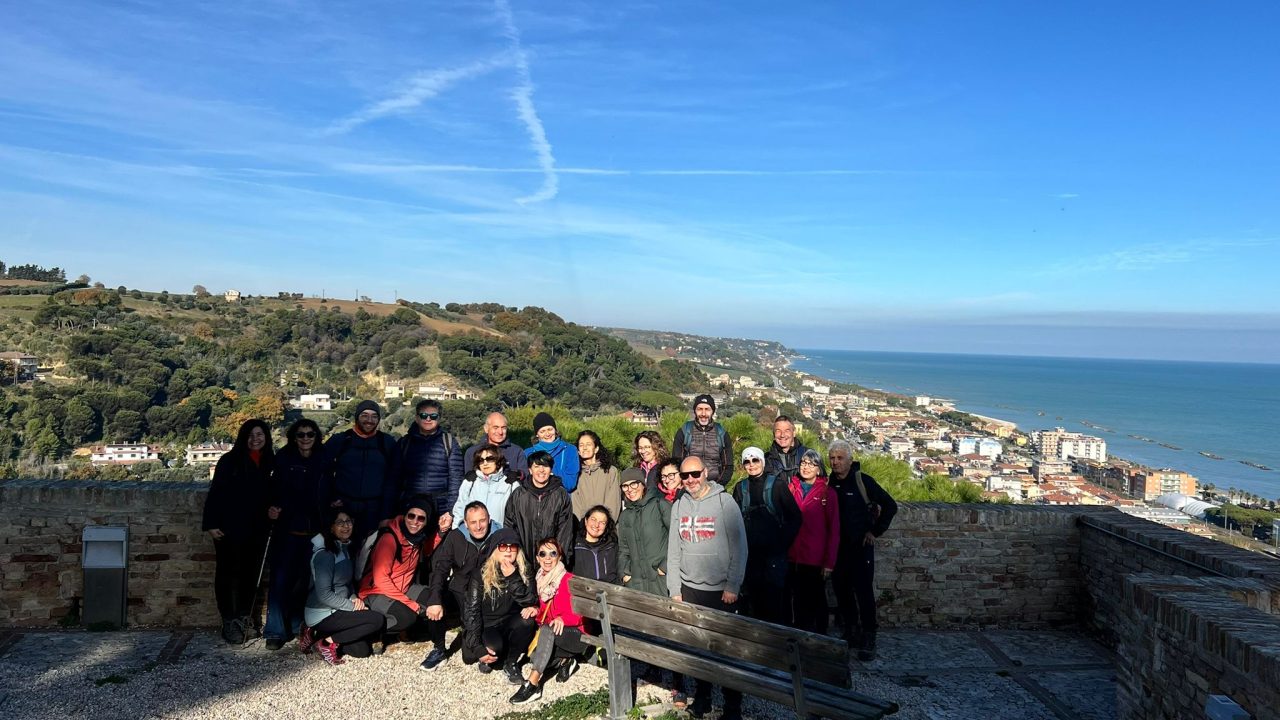 Cupra, la passeggiata di gruppo dalla spiaggia alla collina è un successo. Nuove date nel 2026