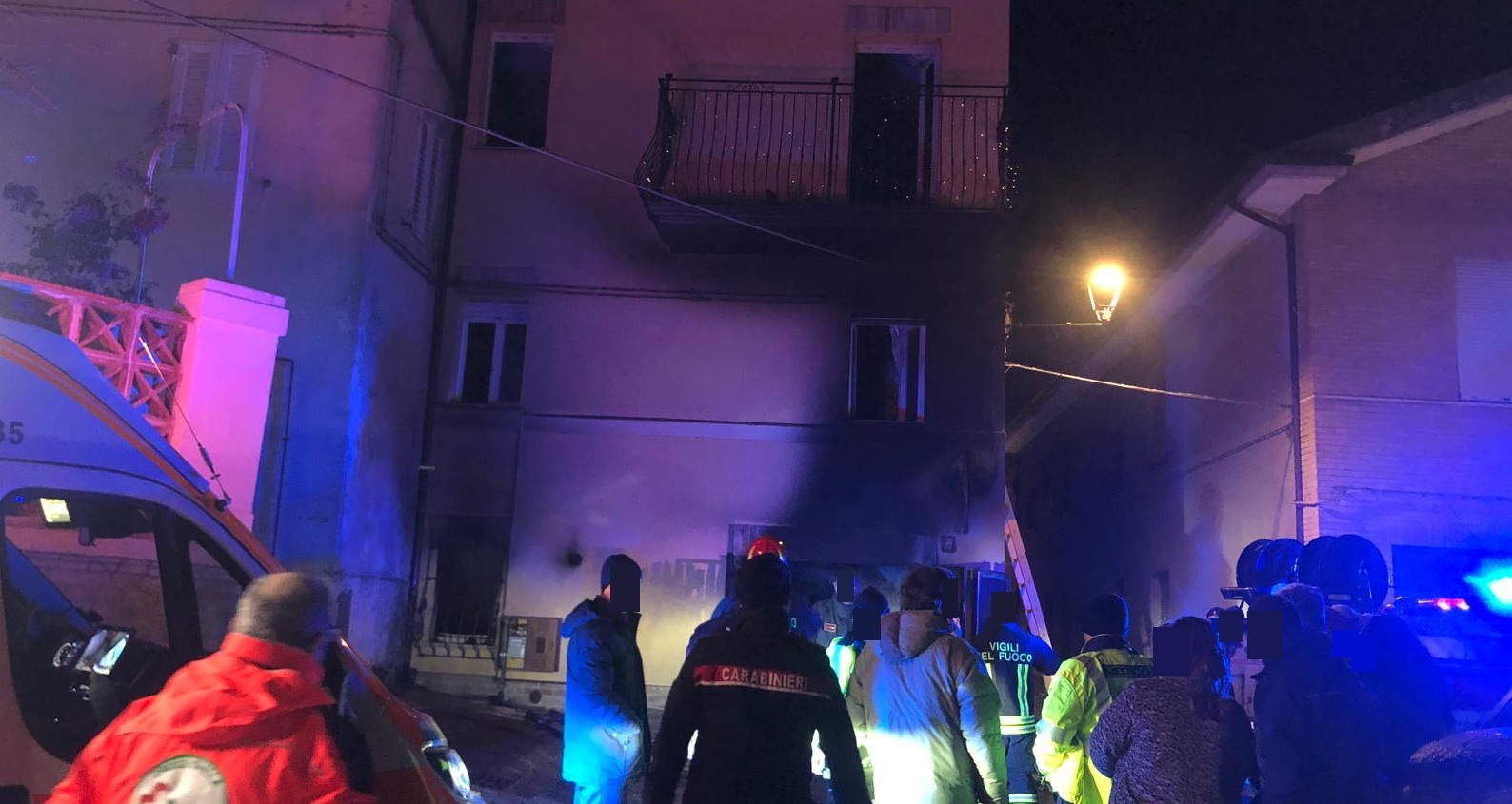 Tragedia nella notte, incendio in un garage: muore un uomo