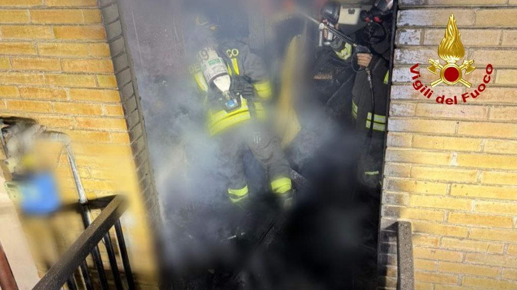 Incendio in un appartamento: vigili del fuoco salvano una donna