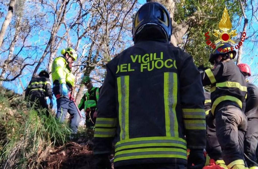 Vola per 15 metri in una scarpata: grave incidente a Massignano