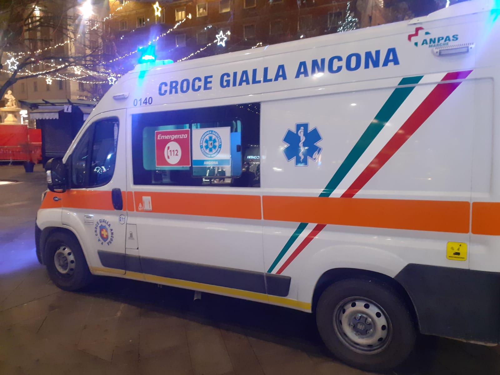 Completamente nudo sotto l’albero di natale in centro: soccorso un uomo