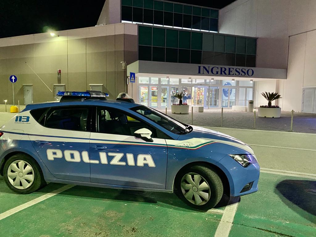 Doppio furto al Cuore Adriatico, circa 1.000 euro di merce rubata: arrestato 25enne