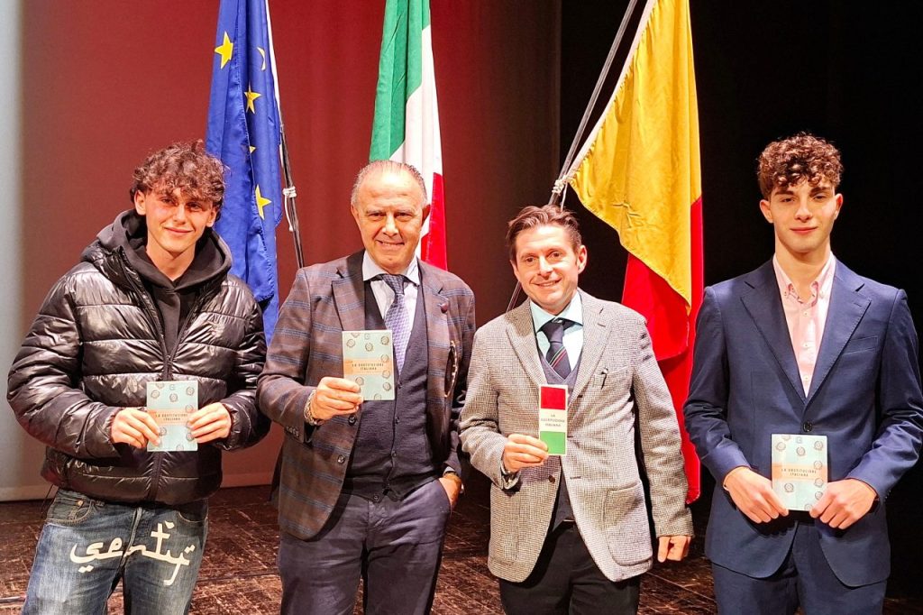Consegnata la Costituzione ai diciottenni: cerimonia al Ventidio Basso <span> (Video e foto) </span>