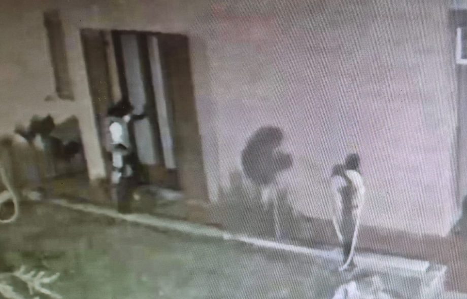 Villa svaligiata in tre minuti: il raid ripreso dalle telecamere, è caccia a una golf bianca