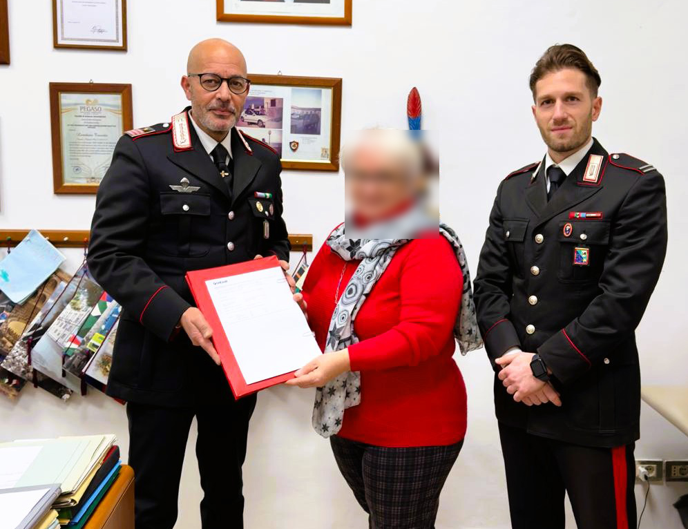 Le spillano 14mila euro con una truffa telefonica: i carabinieri glieli restituiscono