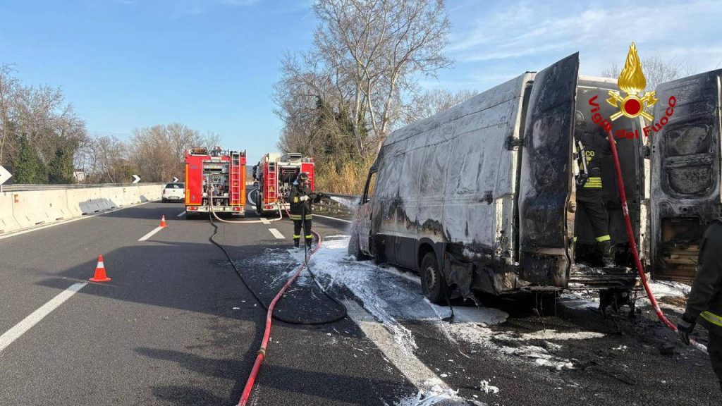 Furgone in fiamme sulla superstrada Ascoli–Mare <span> (Video e foto) </span>