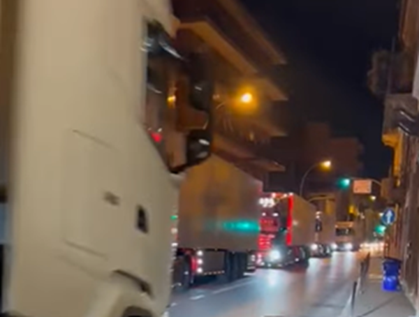 Autostrada chiusa per lavori, Statale 16 invasa dai camion <scan> (Video)
