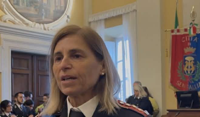 Studente deriso, agente interviene durante la lezione