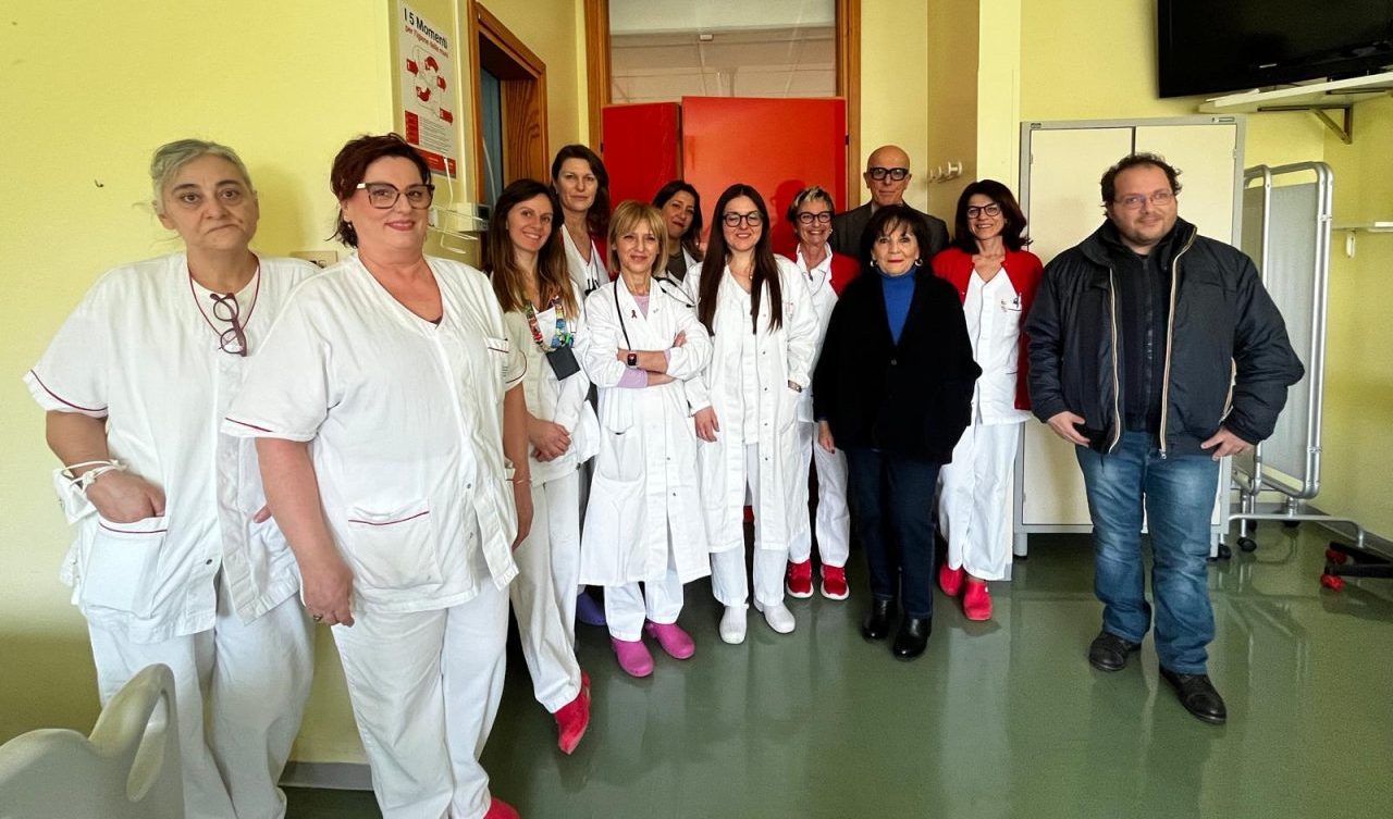 Oncologia, “Prevenzione donna” dona 21 tv per postazioni chemioterapiche