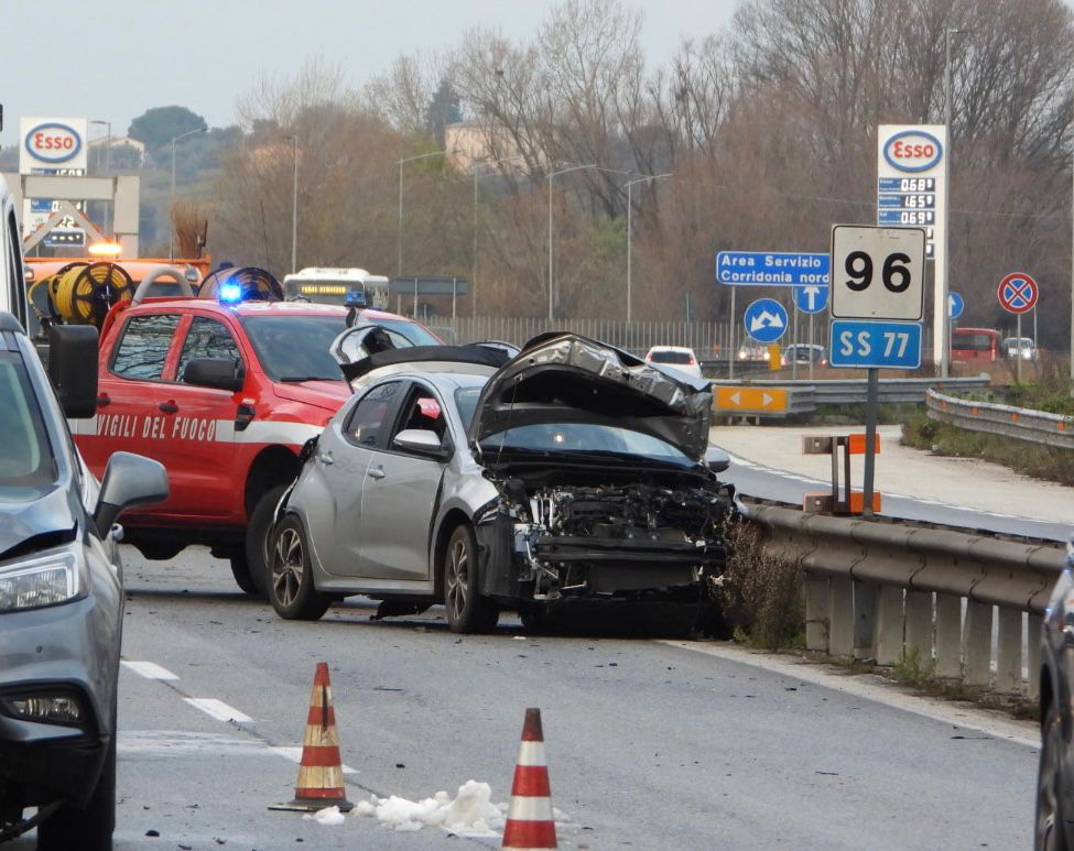 Maltempo, troppa velocità e tamponamento in superstrada: un’auto finisce contro il guardrail