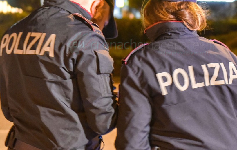 Litiga con la fidanzata e la aggredisce: intervengono passanti e polizia