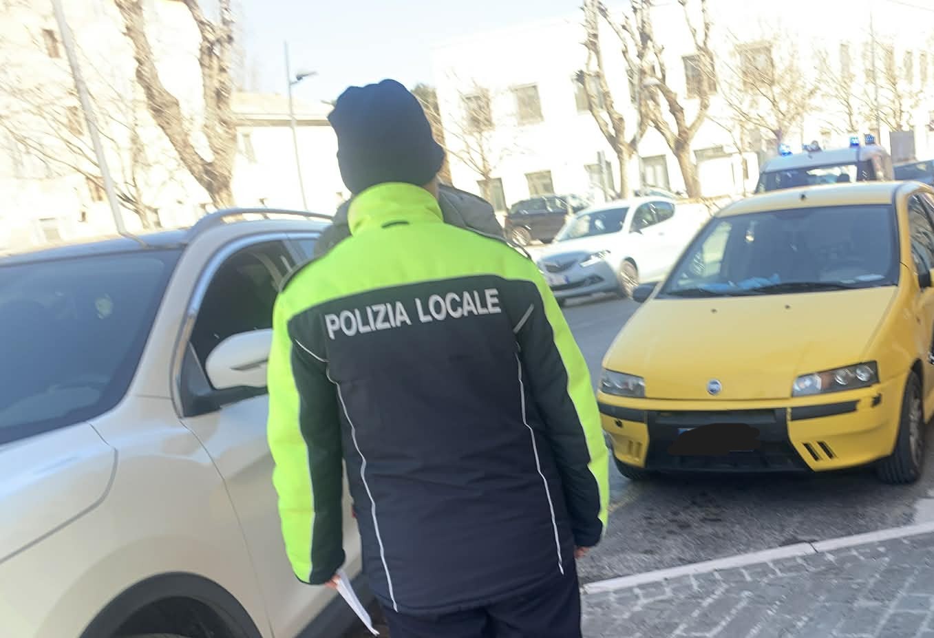 Auto distrutta dopo l’incidente. Disperata un’anziana rimasta a piedi ma un’agente le porta la spesa a casa