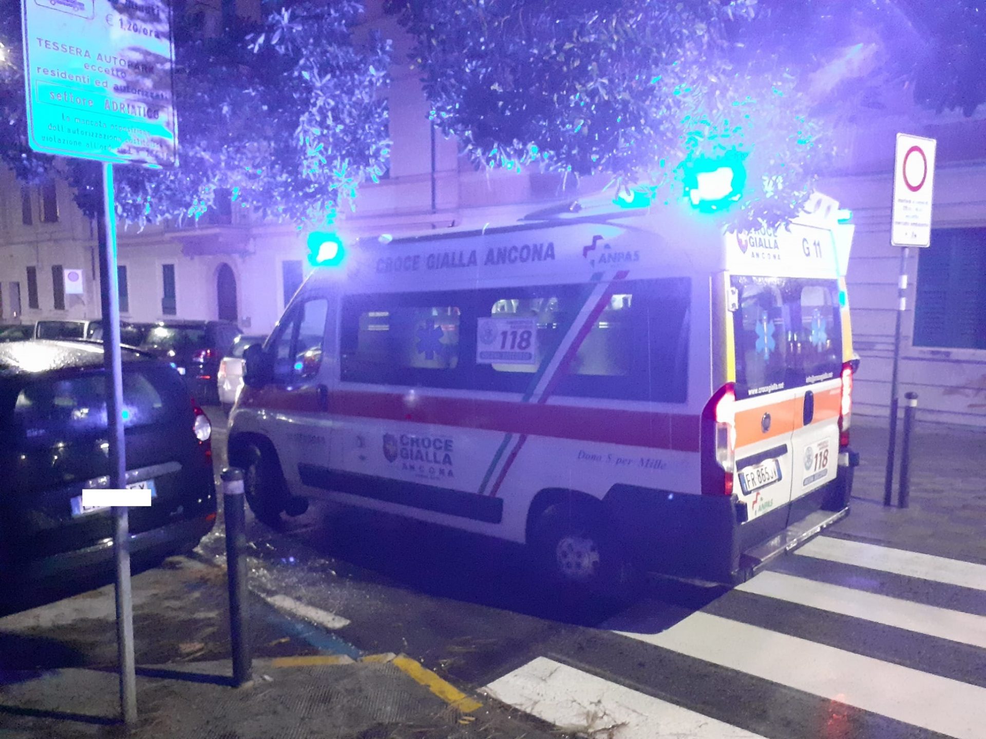 Gli lanciano un petardo tra i piedi: <br> reagisce e prende una bottigliata in faccia