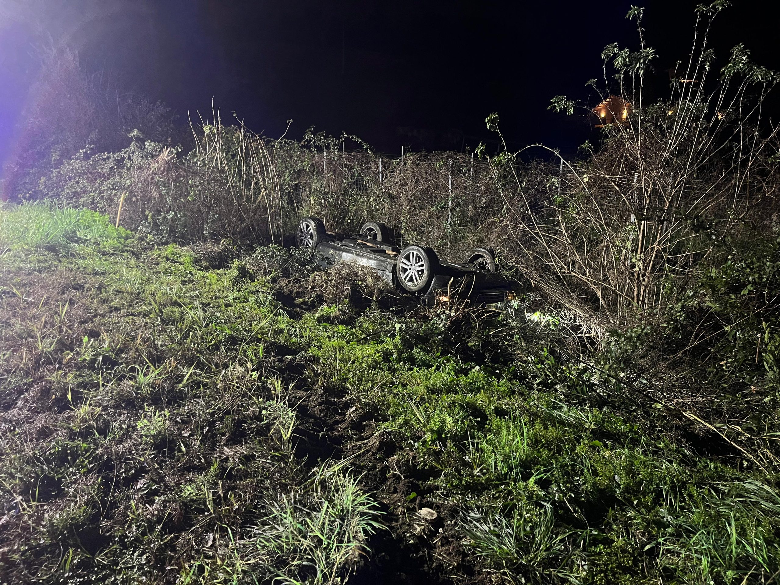 Paura in A14: auto vola fuori strada e si ribalta, i vigili del fuoco recuperano il conducente