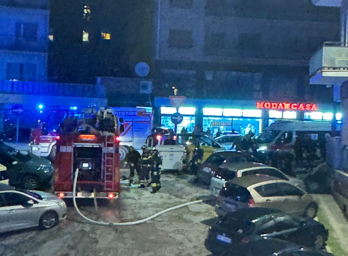 Getta acqua sull’olio bollente, cucina in fiamme e palazzo evacuato: due residenti intossicati