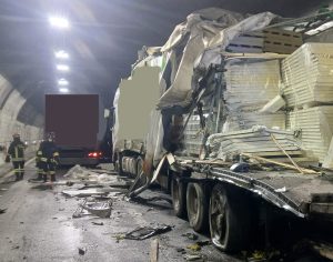 Pauroso schianto tra due camion in galleria: due feriti, code e rallentamenti tra Pedaso e Grottammare