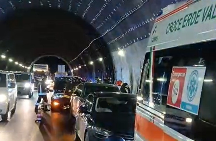Tamponamento a catena in galleria, quattro veicoli coinvolti: tre feriti