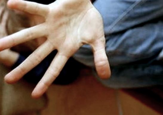 «Tenta di molestare un 11enne nel bagno del suo negozio»: commerciante condannato a 1 anno