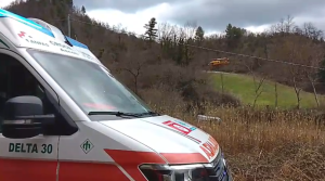 Auto si ribalta e finisce nella scarpata: ferita una donna di 73 anni <span> (Video) </span>