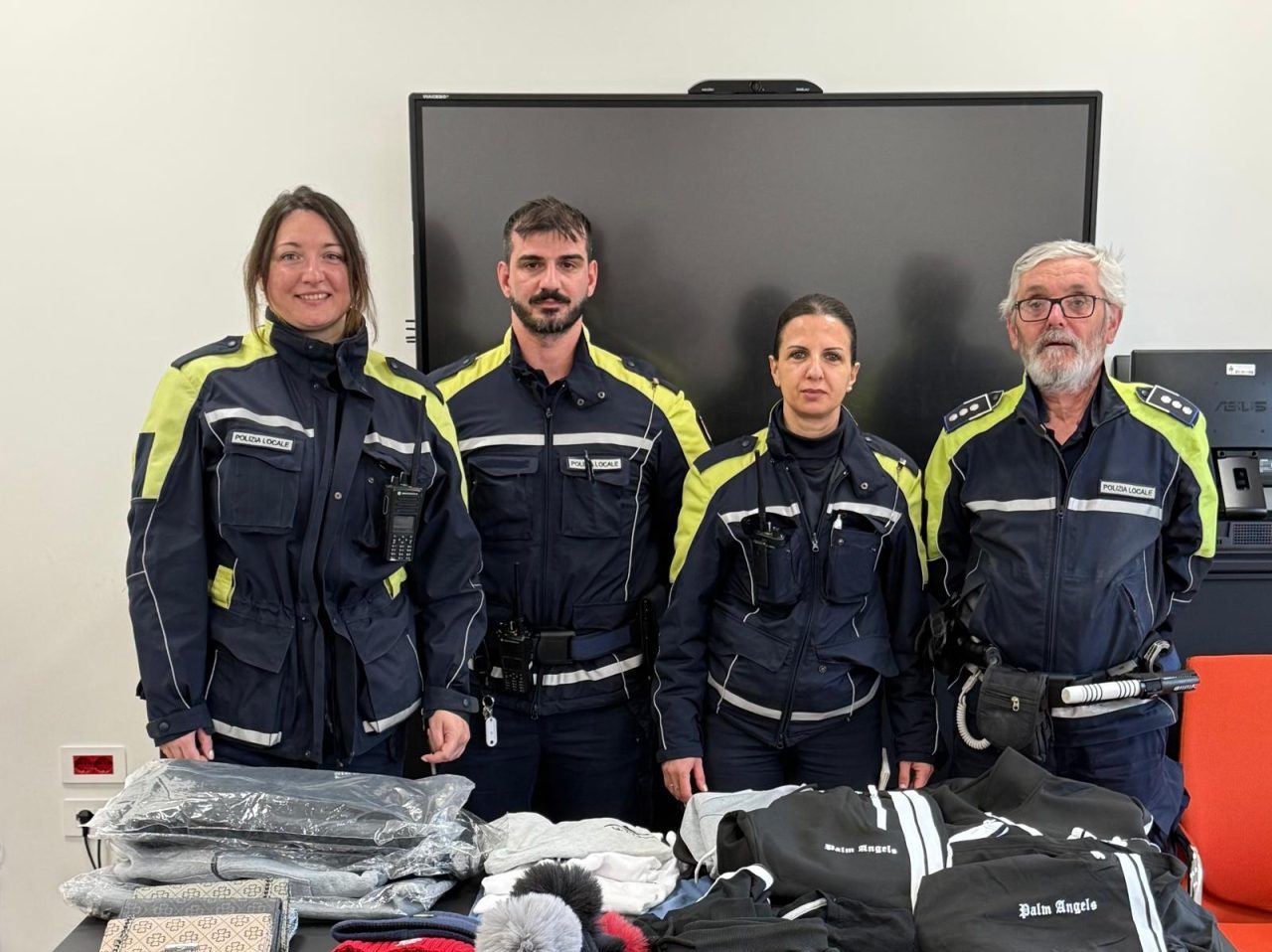 Sequestro di merce contraffatta al mercato infrasettimanale: intervento della Polizia Locale