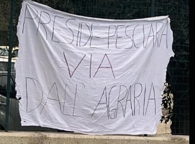 Preside nella bufera dopo il derby: striscione davanti all’Ulpiani e segnalazioni al Ministero, la polemica non si placa