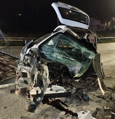 Schianto tra un’auto e una minicar, distrutta (Foto): un ferito in prognosi riservata