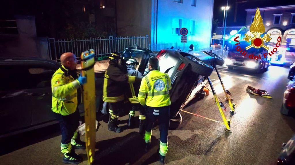 Si ribalta con l’auto, 25enne estratta dall’abitacolo