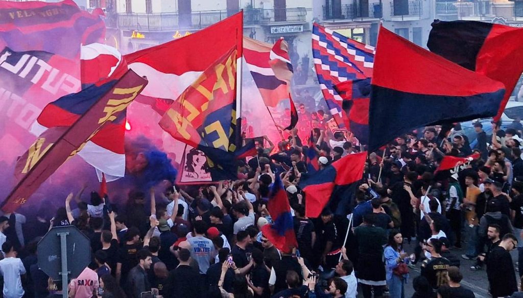 I tifosi rossoblù caricano la squadra: «Il derby sia la nostra resurrezione»