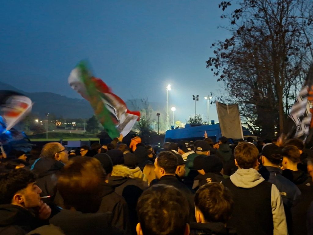 Ascoli, la carica dei tifosi alla squadra: «Andiamo a vincere il derby» <span> (Video e foto) </span>