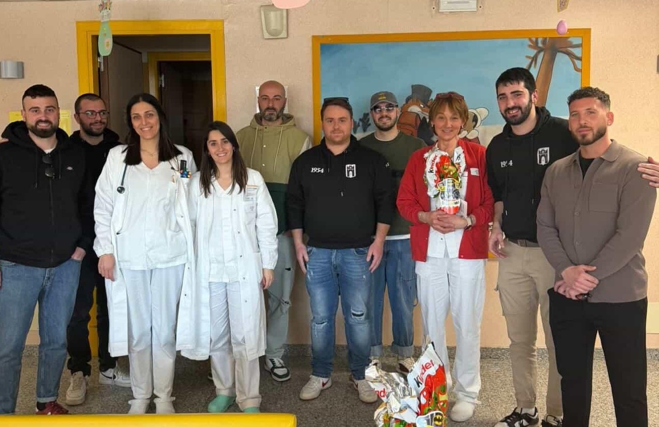 Feste di solidarietà: uova pasquali donate dall’Amandola Calcio 1954 alla Pediatria del “Mazzoni”