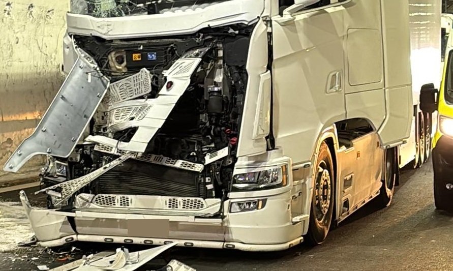 A14, impatto tra due camion in galleria: nessun ferito grave