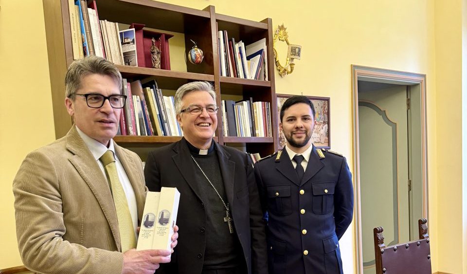 Dall’albero della memoria all’altare: l’olio di Capaci donato al vescovo Palmieri