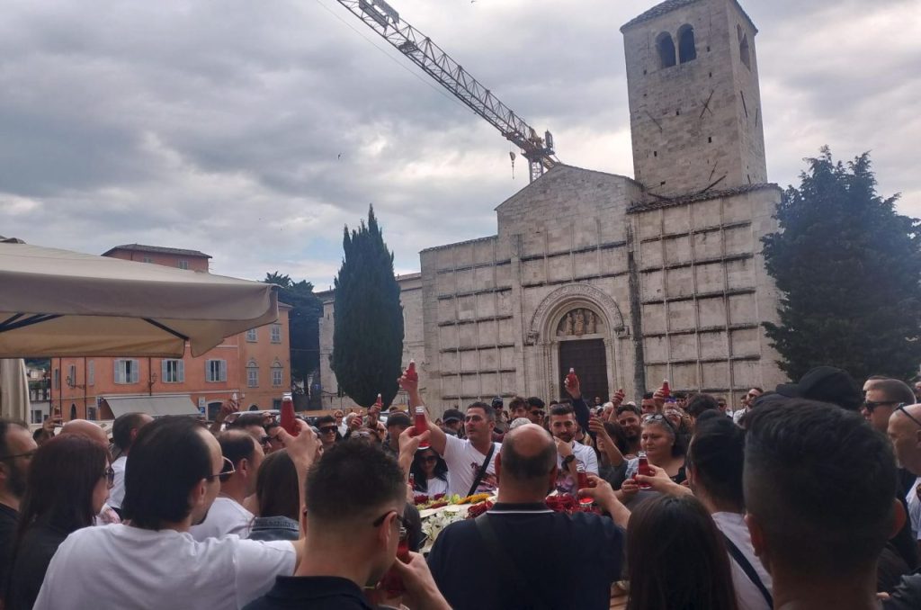 L’ultimo saluto a Niko Tacconi tra lacrime e ricordi: «Non ti dimenticheremo mai» <span> (Video)