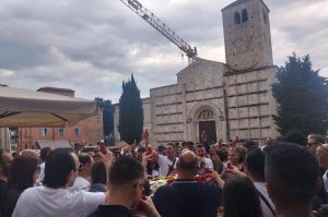 L’ultimo saluto a Niko Tacconi tra lacrime e ricordi: «Non ti dimenticheremo mai» <span> (Video)