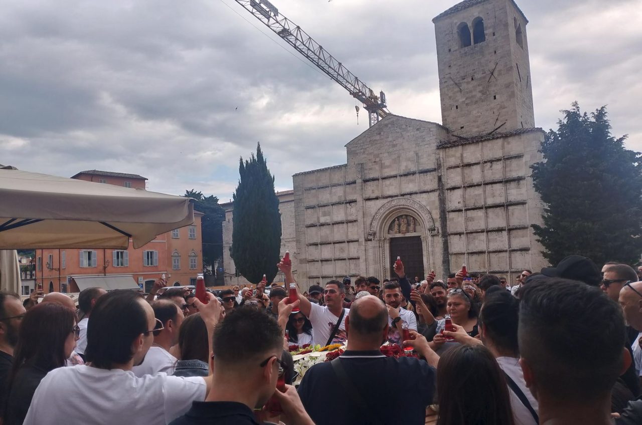 L’ultimo saluto a Niko Tacconi tra lacrime e ricordi: «Non ti dimenticheremo mai» <span> (Video)