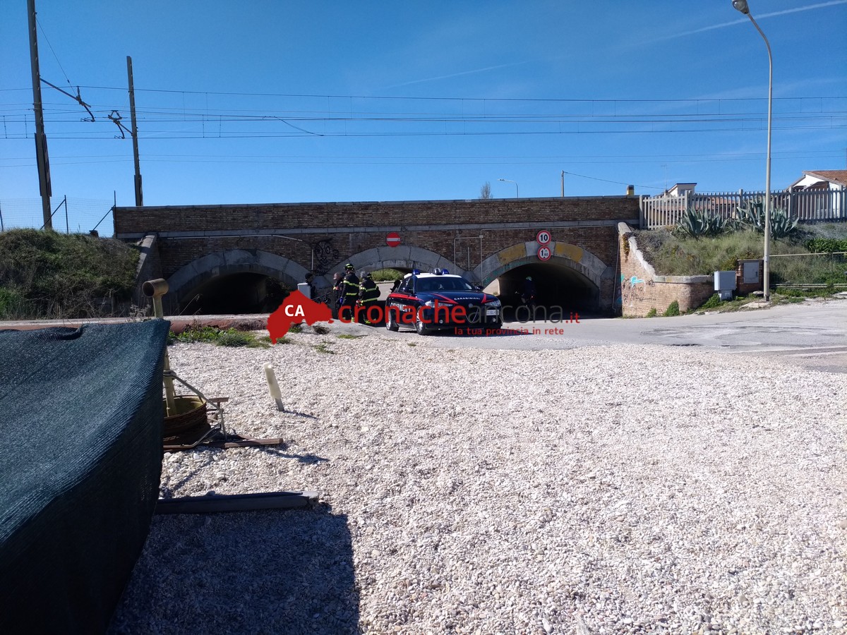 Tragedia di Pasqua sul lungomare: <br> malore fatale in bici, muore un 18enne