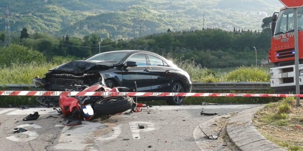Terribile schianto in zona Marino, motociclista in codice rosso