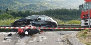 Terribile schianto in zona Marino, motociclista in codice rosso
