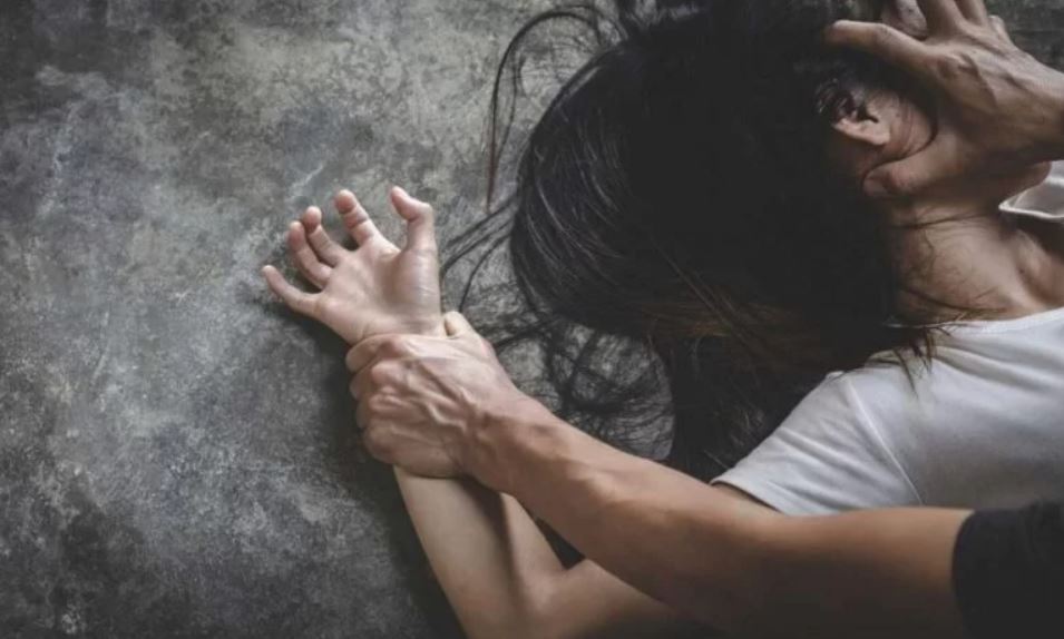 La tiene sequestrata e la violenta: in manette 39enne