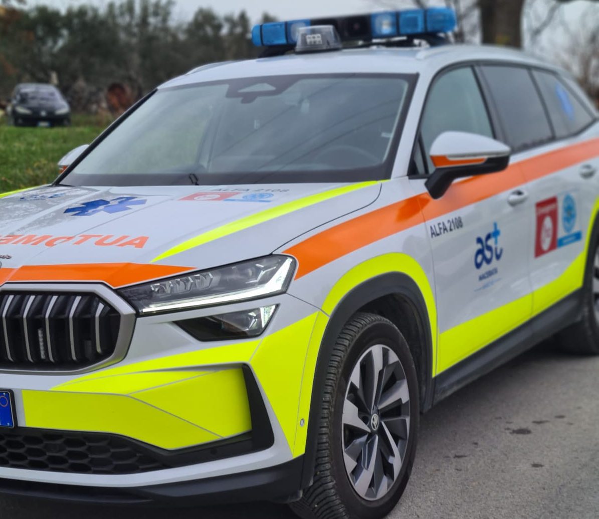 Finisce con l’auto in una scarpata e sfiora due ragazzini in bici: tutti in ospedale