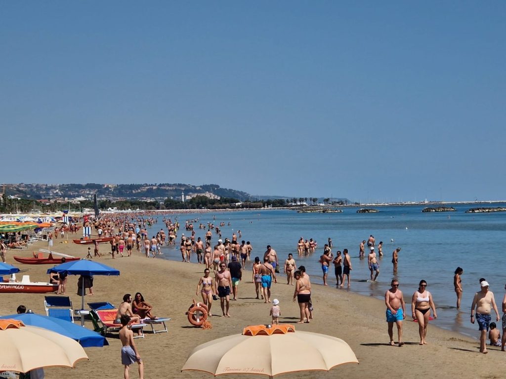 Già piena estate sulle spiagge della Riviera, tornano i baywatch e lanciano un monito: «Piano con il sole» <span> (Video) </span>